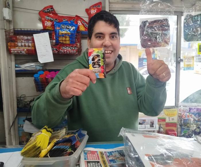 Cliente Distribuidora Cóndor abriendo sobres Panini en Buenos Aires