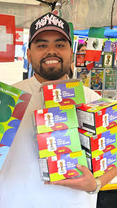 Cliente Distribuidora Cóndor mostrando su álbum Panini en Córdoba