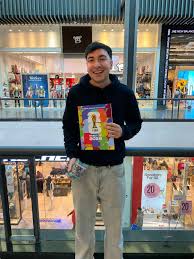Cliente Distribuidora Cóndor con caja de figuritas Panini en Rosario