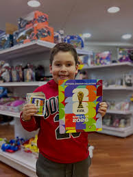 Cliente Distribuidora Cóndor con álbum dorado Panini en La Plata