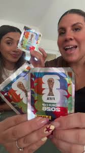 Amigas clientas Distribuidora Cóndor con álbum Panini en San Isidro