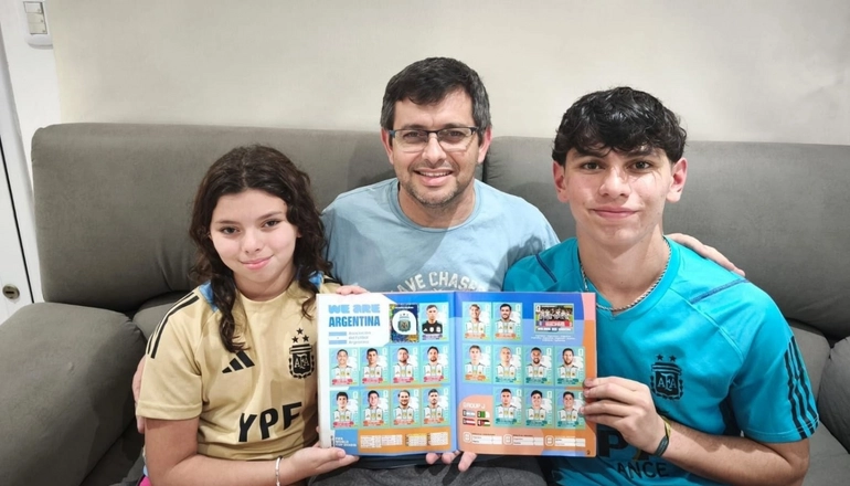 Familia cliente Distribuidora Cóndor con álbum Panini en Salta