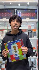 Cliente Distribuidora Cóndor con álbum Panini en Neuquén