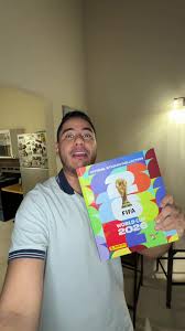 Cliente Distribuidora Cóndor con álbum Panini en San Juan