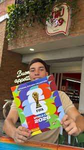 Cliente Distribuidora Cóndor con álbum Panini en Bariloche