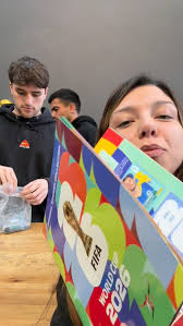 Grupo de clientes Distribuidora Cóndor con álbum Panini en Posadas